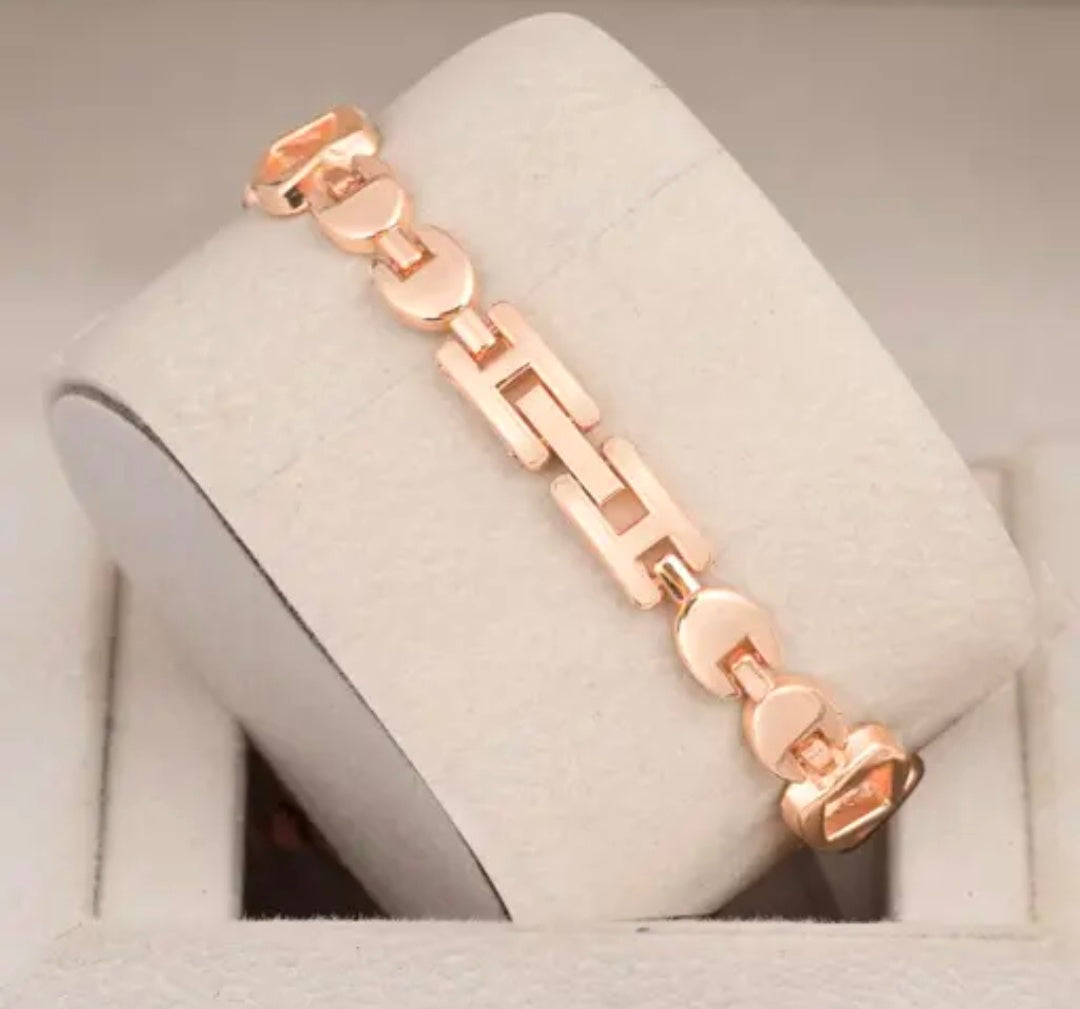New Fancy Solid Dial Attractive Metal Chain Attractive Bracelet Analog Watch for Women