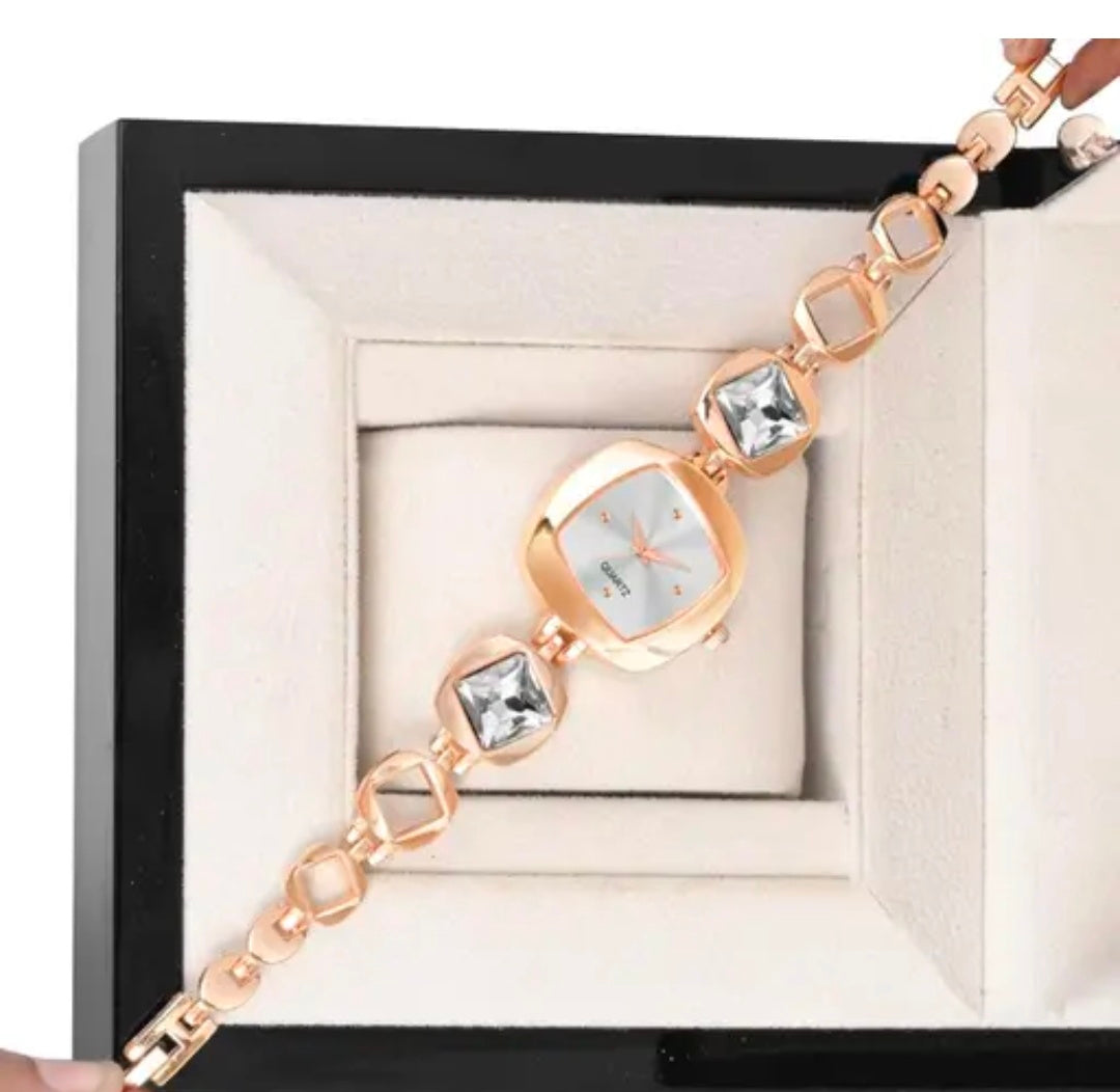 New Fancy Solid Dial Attractive Metal Chain Attractive Bracelet Analog Watch for Women